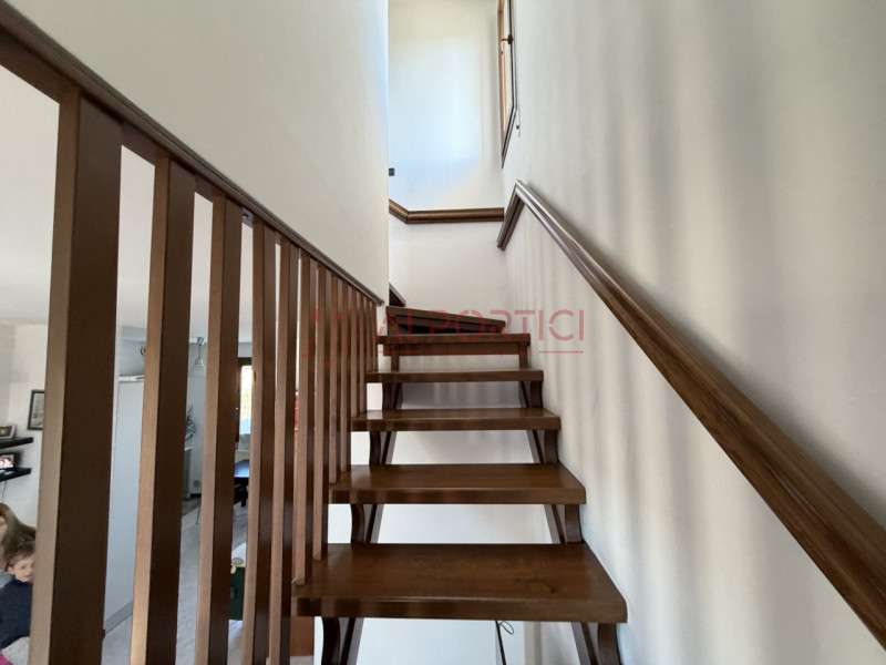 Campagnola di BRUGINE – APPARTAMENTO sviluppato in 2 piani con terrazzo, così composto: al piano ...