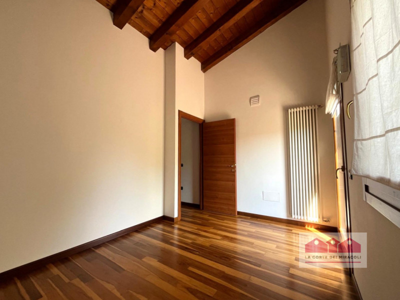 VICENZA: ACCOGLIENTE SCHIERA CON GIARDINO PRIVATO RECINTATO MOLTO VICINO ALLA CASERMA EDERLE- A S...