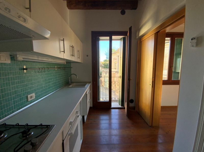 CENTRO STORICO: LUMINOSO ED ELEGANTE BILOCALE AMMOBILIATO. GARAGE A POCHI PASSI. RIF. 1461. EURO ...