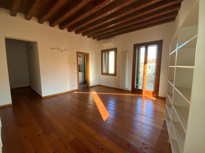 CENTRO STORICO: LUMINOSO ED ELEGANTE BILOCALE AMMOBILIATO. GARAGE A POCHI PASSI. RIF. 1461. EURO ...