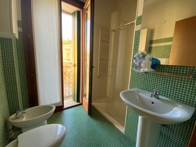 CENTRO STORICO: LUMINOSO ED ELEGANTE BILOCALE AMMOBILIATO. GARAGE A POCHI PASSI. RIF. 1461. EURO ...