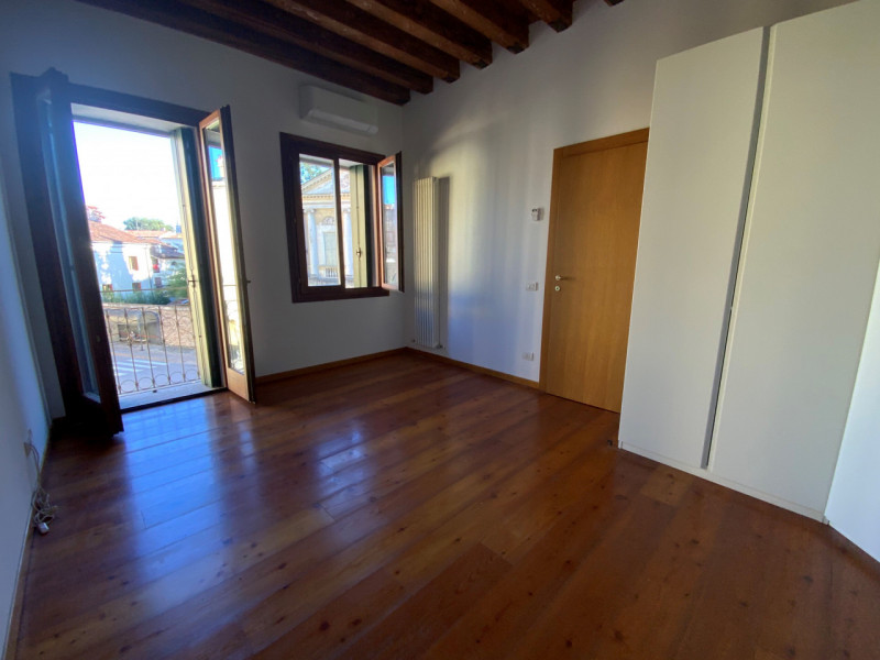 CENTRO STORICO: LUMINOSO ED ELEGANTE BILOCALE AMMOBILIATO. GARAGE A POCHI PASSI. RIF. 1461. EURO ...