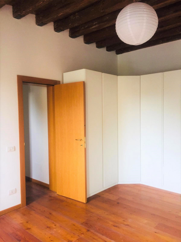 CENTRO STORICO: LUMINOSO ED ELEGANTE BILOCALE AMMOBILIATO. GARAGE A POCHI PASSI. RIF. 1461. EURO ...