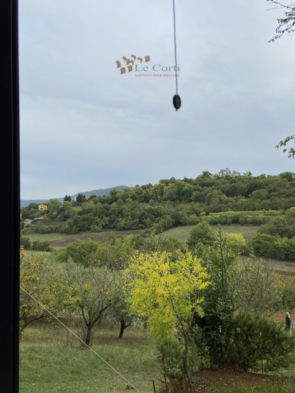 Nel cuore delle colline di Meledo, nel comune di Sarego, proponiamo in vendita un incantevole rus...