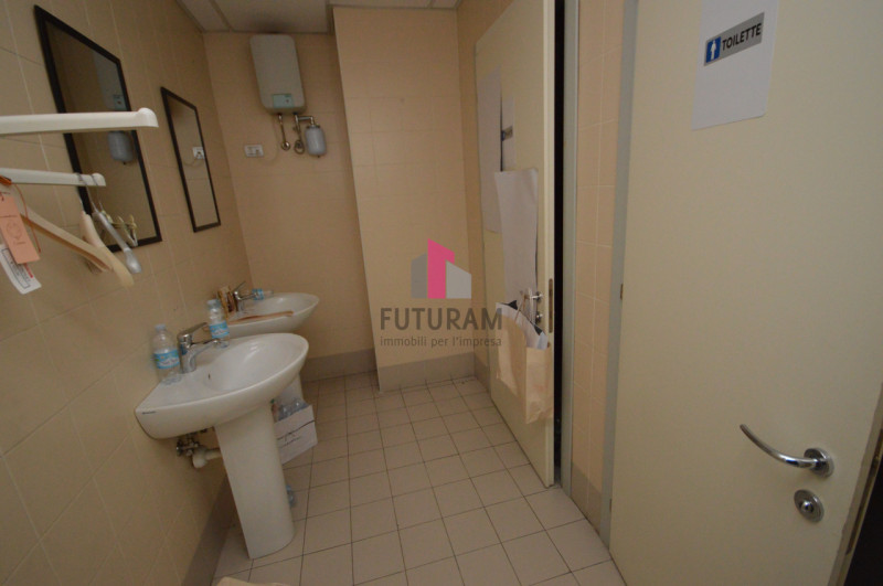 TORRI DI QUARTESOLO Rif. 72MAT per info 3403358378

In zona commerciale/direzionale si affitta im...