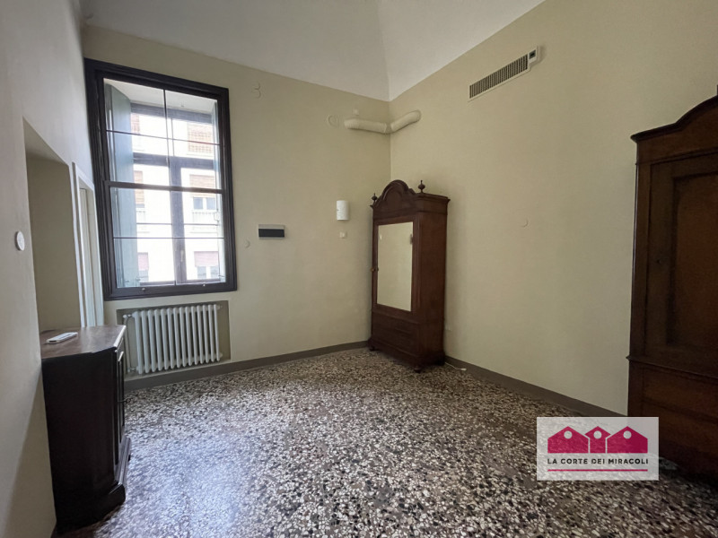 DISPONIBILE DA LUGLIO 2026 - SOLO CONTRATTO CON RESIDENZA - VICENZA: AL SECONDO PIANO DI UN PREST...