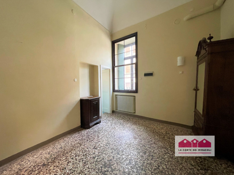 DISPONIBILE DA LUGLIO 2026 - SOLO CONTRATTO CON RESIDENZA - VICENZA: AL SECONDO PIANO DI UN PREST...