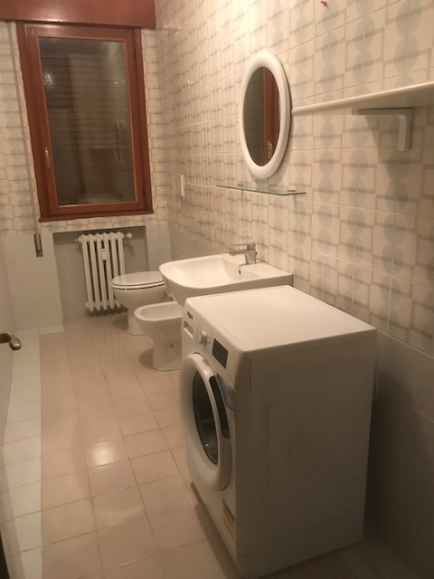 Appartamento del 1970 al secondo piano e ultimo con due terrazze abitabili, si compone di ampio i...