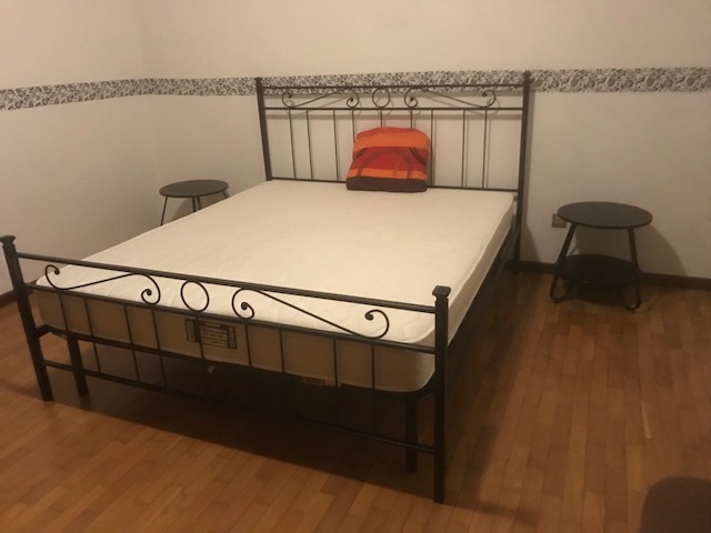 Appartamento del 1970 al secondo piano e ultimo con due terrazze abitabili, si compone di ampio i...