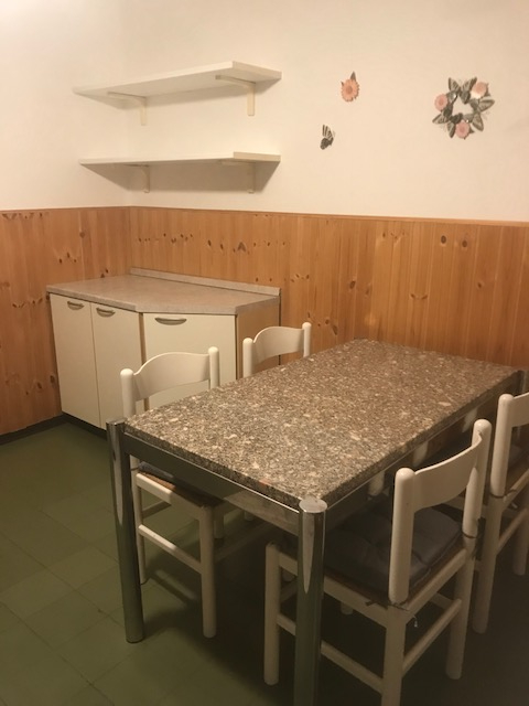 Appartamento del 1970 al secondo piano e ultimo con due terrazze abitabili, si compone di ampio i...