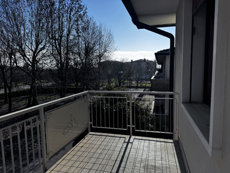 Appartamento del 1970 al secondo piano e ultimo con due terrazze abitabili, si compone di ampio i...