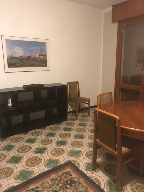 Appartamento del 1970 al secondo piano e ultimo con due terrazze abitabili, si compone di ampio i...