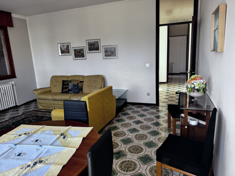 Appartamento del 1970 al secondo piano e ultimo con due terrazze abitabili, si compone di ampio i...