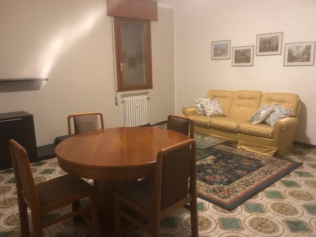 Appartamento del 1970 al secondo piano e ultimo con due terrazze abitabili, si compone di ampio i...