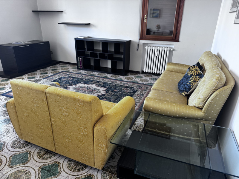 Appartamento del 1970 al secondo piano e ultimo con due terrazze abitabili, si compone di ampio i...