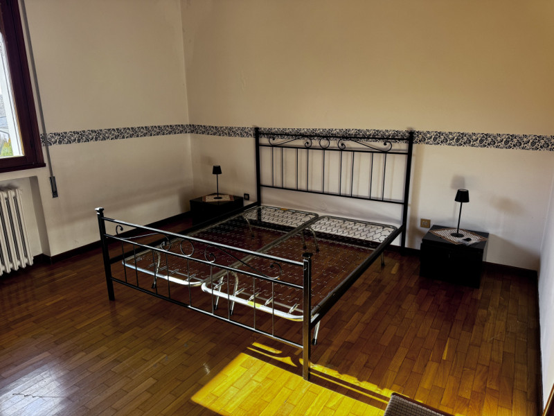 Appartamento del 1970 al secondo piano e ultimo con due terrazze abitabili, si compone di ampio i...