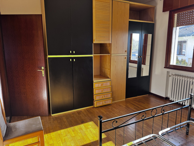 Appartamento del 1970 al secondo piano e ultimo con due terrazze abitabili, si compone di ampio i...