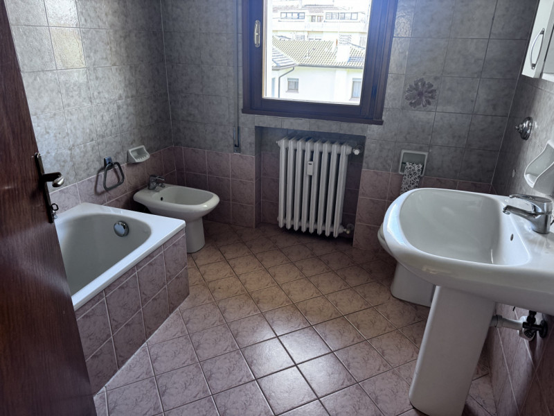 Appartamento del 1970 al secondo piano e ultimo con due terrazze abitabili, si compone di ampio i...