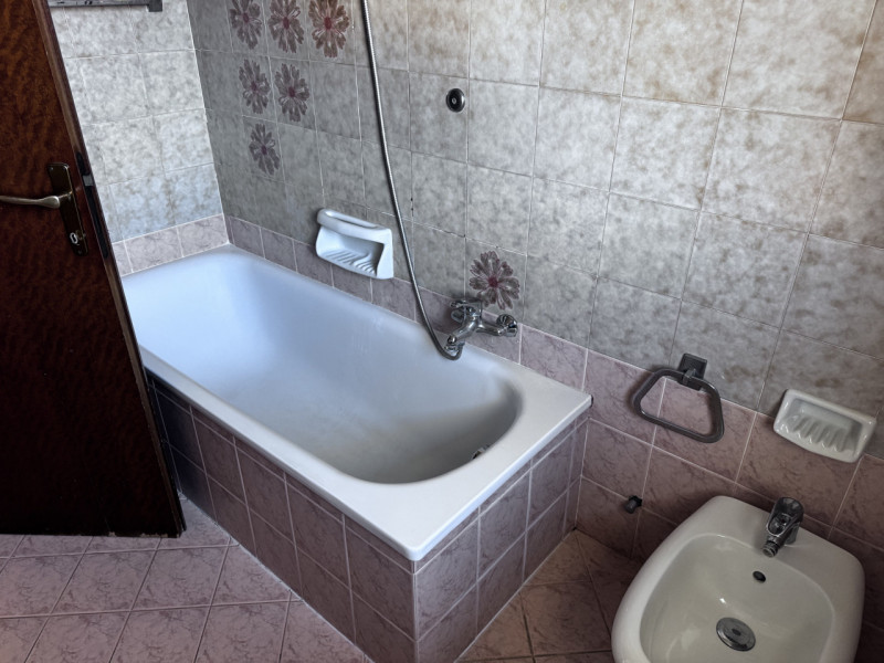 Appartamento del 1970 al secondo piano e ultimo con due terrazze abitabili, si compone di ampio i...