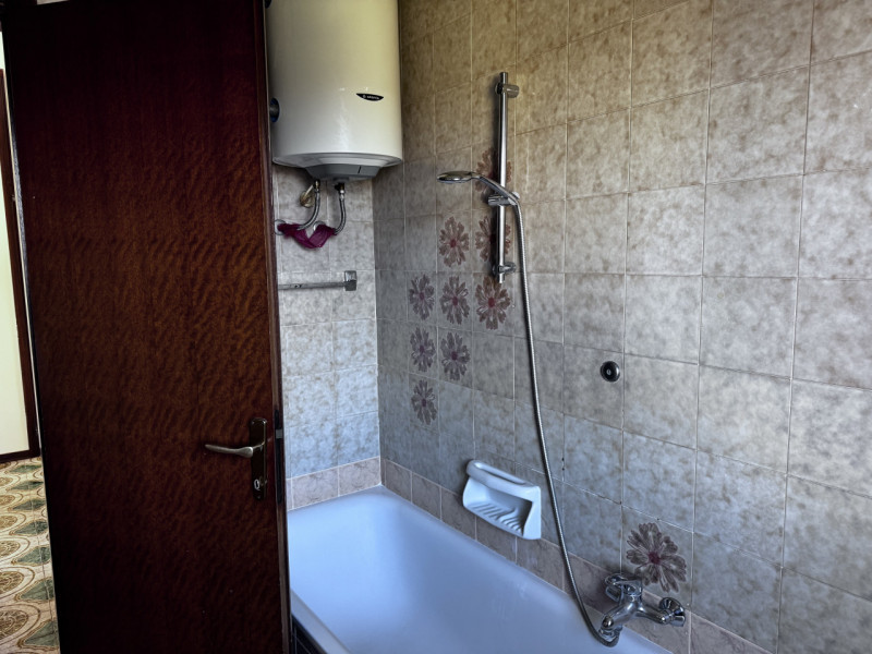 Appartamento del 1970 al secondo piano e ultimo con due terrazze abitabili, si compone di ampio i...