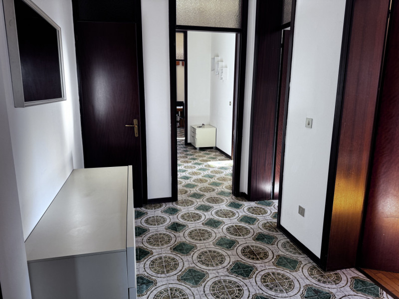 Appartamento del 1970 al secondo piano e ultimo con due terrazze abitabili, si compone di ampio i...