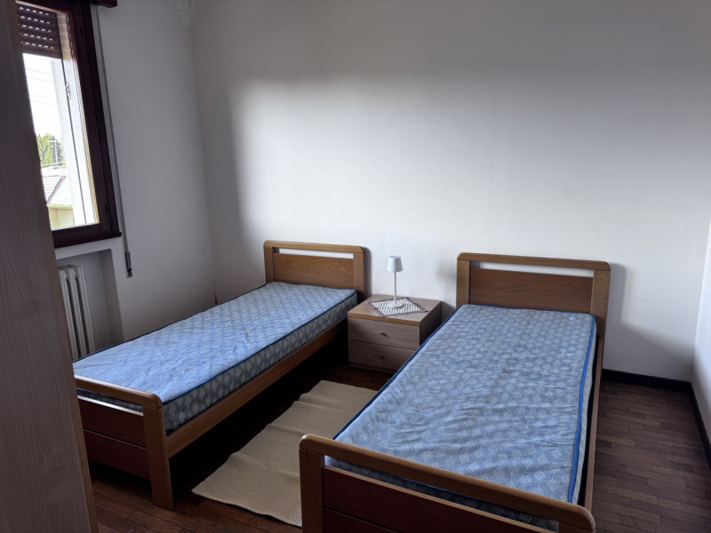 Appartamento del 1970 al secondo piano e ultimo con due terrazze abitabili, si compone di ampio i...