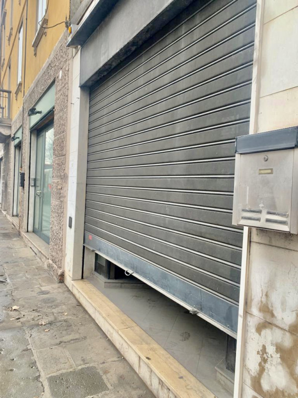 Padova in zona centrale di grande passaggio e transito di mezzi pubblici, negozio  di 100 mq circ...
