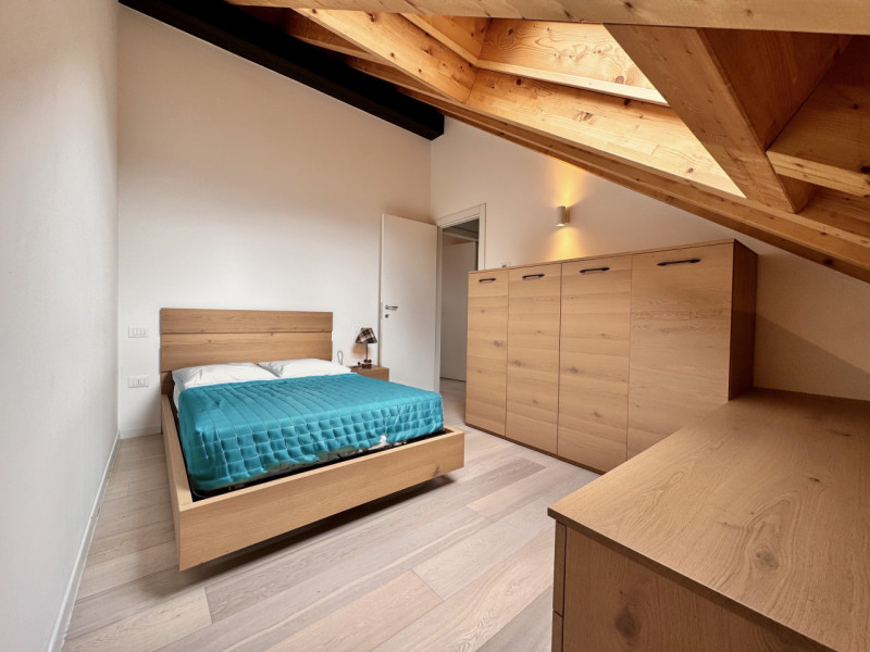 Proponiamo duplex composto, al piano giorno, da soggiorno con cucina a vista, bagno di servizio (...