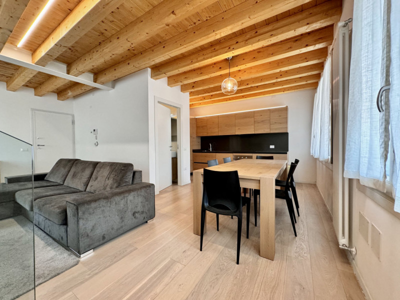 Proponiamo duplex composto, al piano giorno, da soggiorno con cucina a vista, bagno di servizio (...