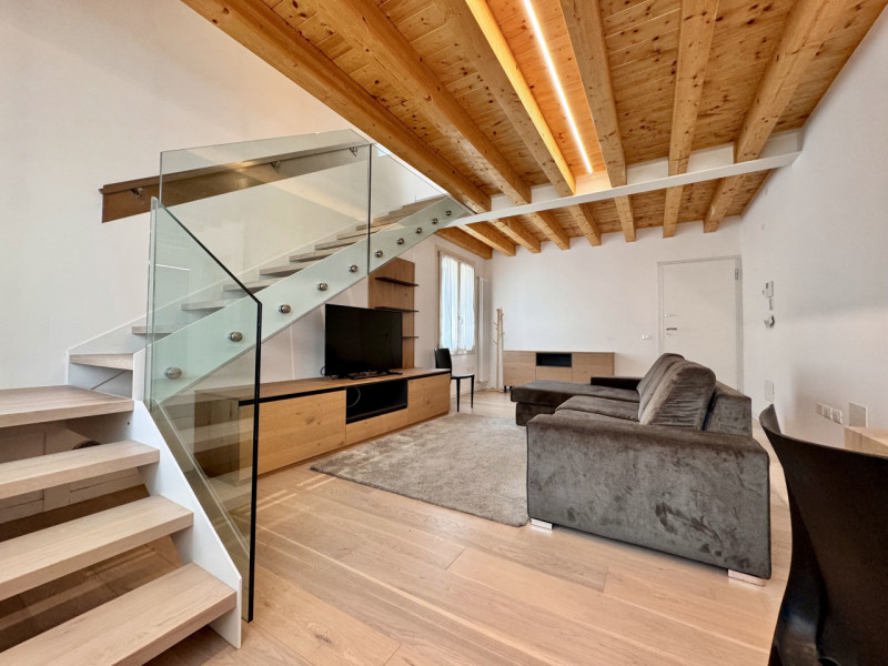 Proponiamo duplex composto, al piano giorno, da soggiorno con cucina a vista, bagno di servizio (...