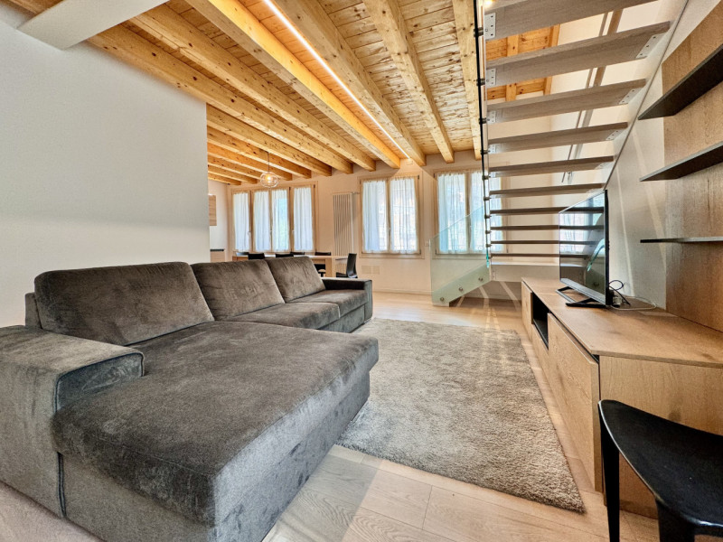 Proponiamo duplex composto, al piano giorno, da soggiorno con cucina a vista, bagno di servizio (...