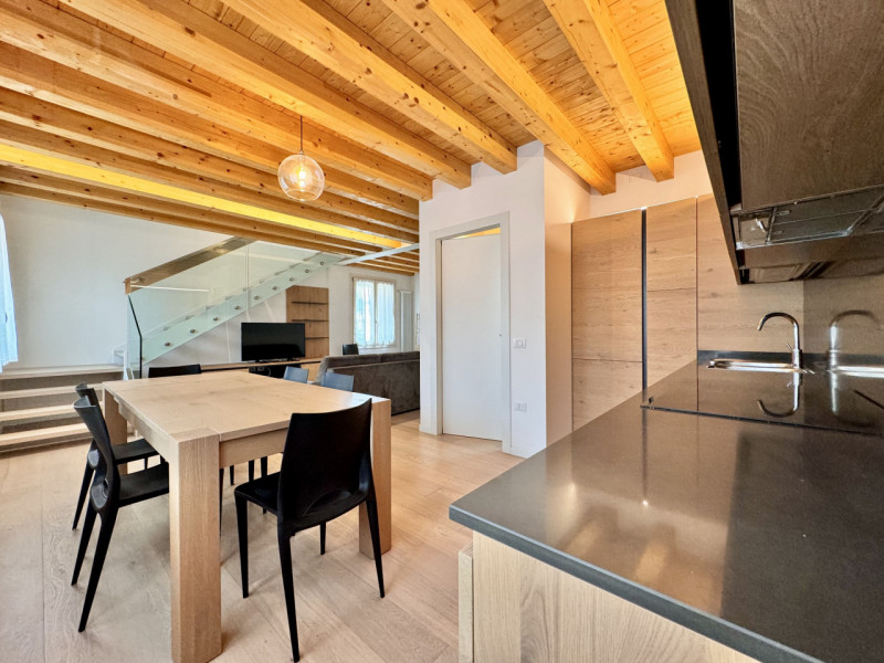 Proponiamo duplex composto, al piano giorno, da soggiorno con cucina a vista, bagno di servizio (...