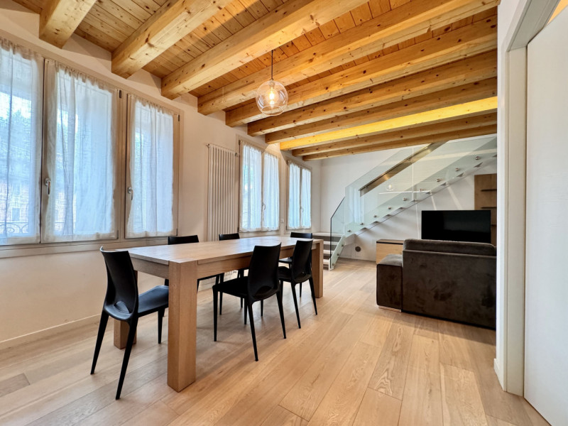 Proponiamo duplex composto, al piano giorno, da soggiorno con cucina a vista, bagno di servizio (...