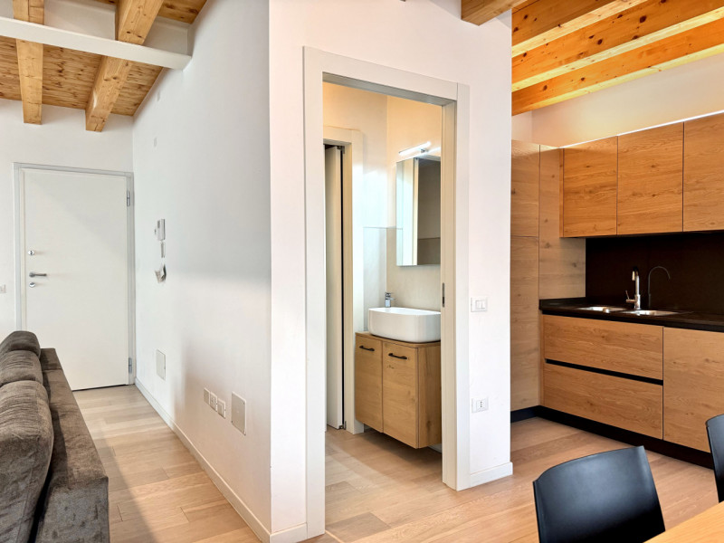 Proponiamo duplex composto, al piano giorno, da soggiorno con cucina a vista, bagno di servizio (...