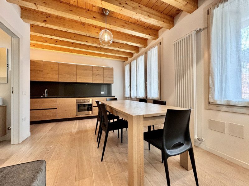 Proponiamo duplex composto, al piano giorno, da soggiorno con cucina a vista, bagno di servizio (...