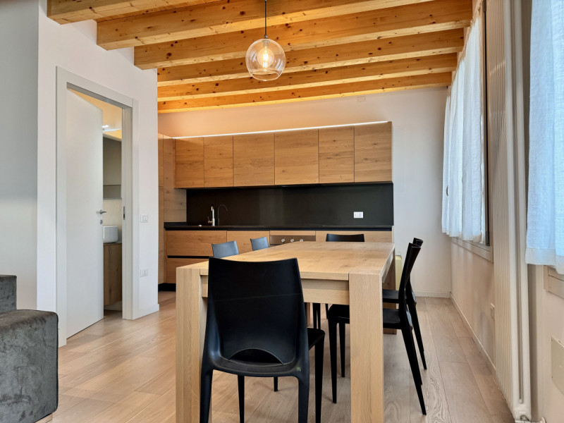 Proponiamo duplex composto, al piano giorno, da soggiorno con cucina a vista, bagno di servizio (...