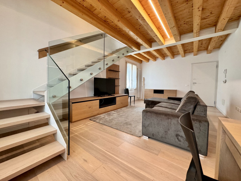 Proponiamo duplex composto, al piano giorno, da soggiorno con cucina a vista, bagno di servizio (...