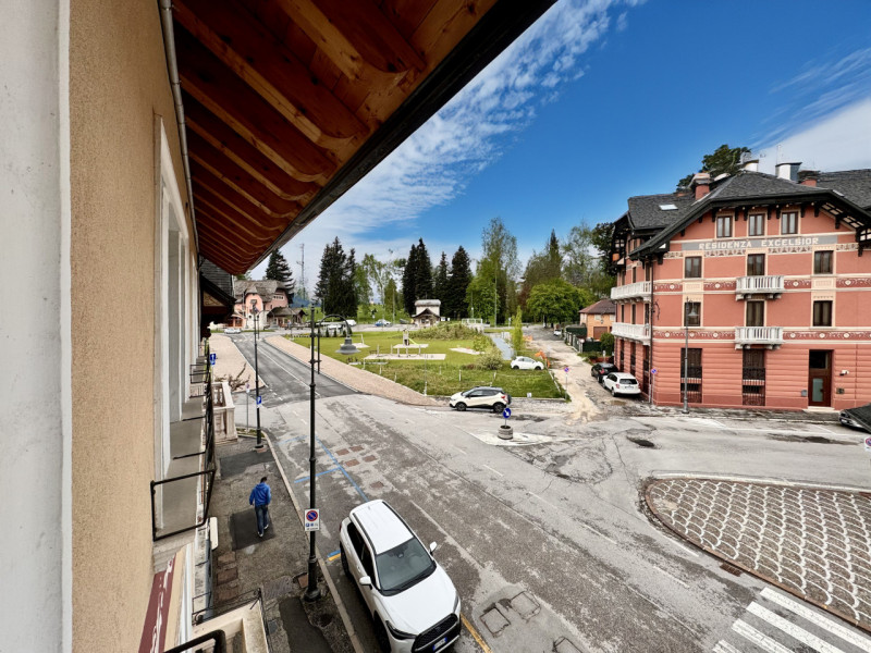 Proponiamo duplex composto, al piano giorno, da soggiorno con cucina a vista, bagno di servizio (...