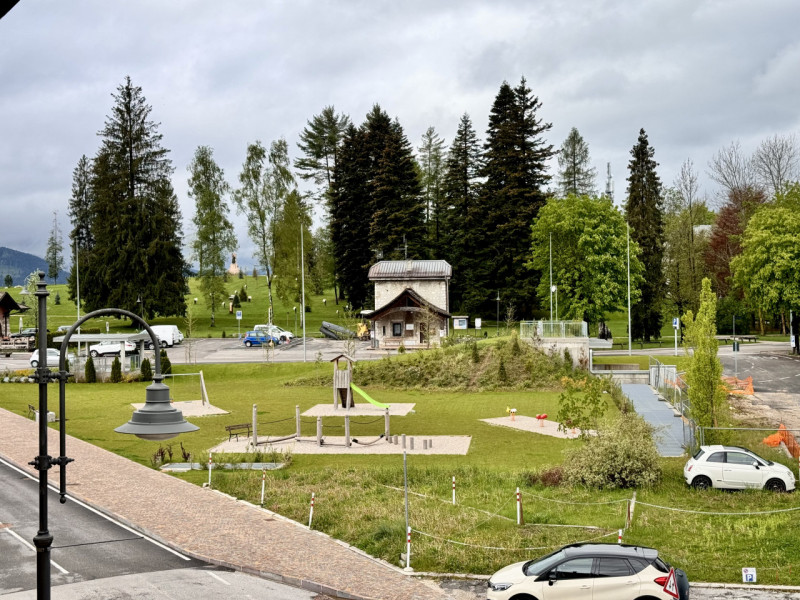 Proponiamo duplex composto, al piano giorno, da soggiorno con cucina a vista, bagno di servizio (...