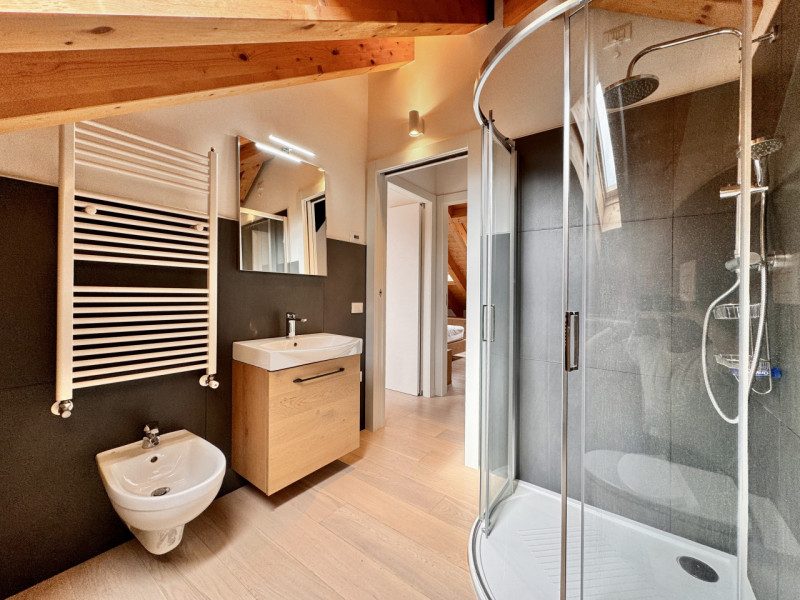 Proponiamo duplex composto, al piano giorno, da soggiorno con cucina a vista, bagno di servizio (...