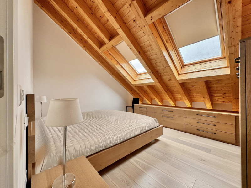 Proponiamo duplex composto, al piano giorno, da soggiorno con cucina a vista, bagno di servizio (...