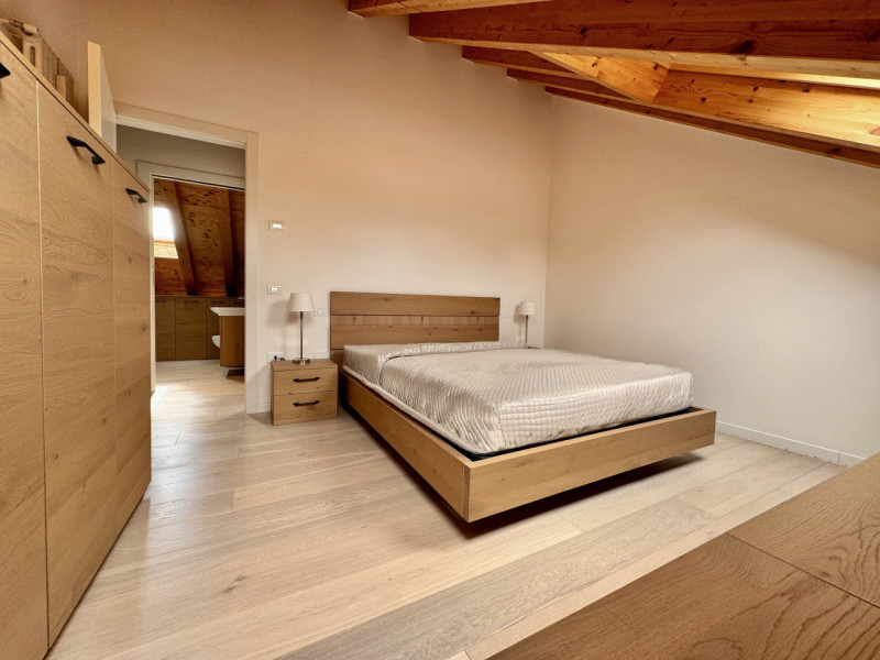 Proponiamo duplex composto, al piano giorno, da soggiorno con cucina a vista, bagno di servizio (...