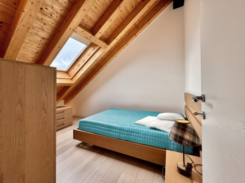 Proponiamo duplex composto, al piano giorno, da soggiorno con cucina a vista, bagno di servizio (...