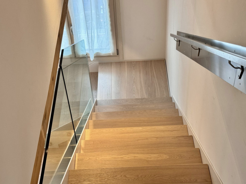 Proponiamo duplex composto, al piano giorno, da soggiorno con cucina a vista, bagno di servizio (...