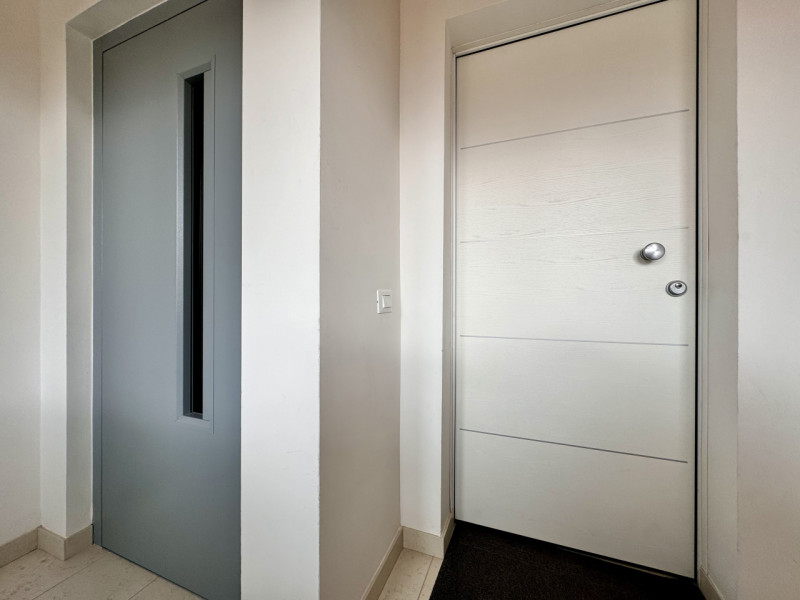 Proponiamo duplex composto, al piano giorno, da soggiorno con cucina a vista, bagno di servizio (...