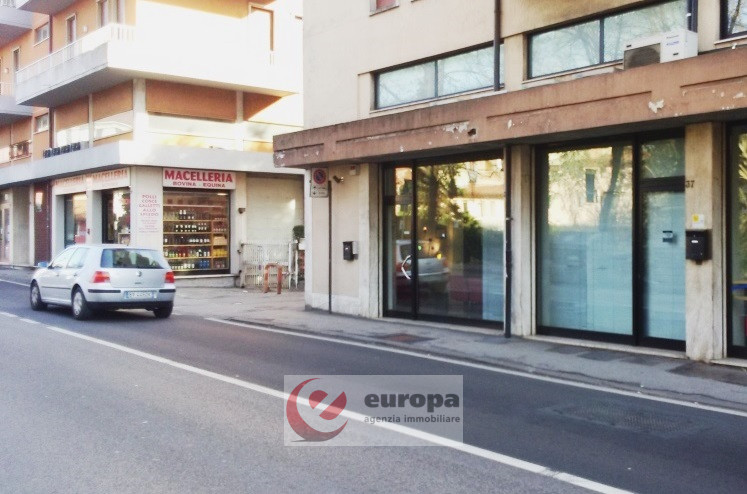 A VICENZA fronte fronte mura medioevali del centro storico, prospicente viale molto trafficato e ...