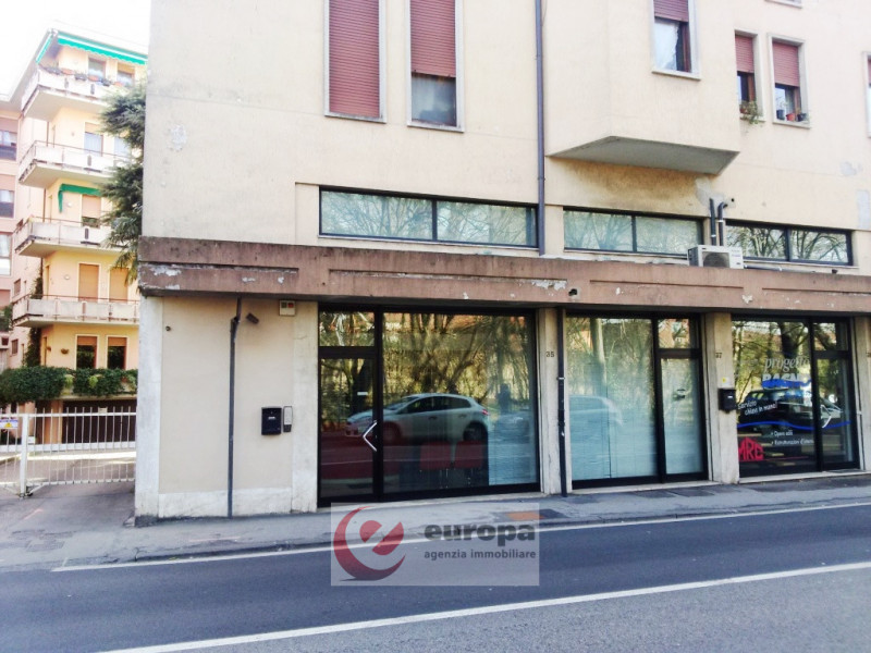 A VICENZA fronte fronte mura medioevali del centro storico, prospicente viale molto trafficato e ...