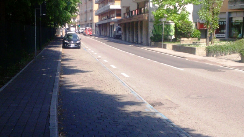 A VICENZA, viale Margherita, strada intensamente trafficata, fronte mura del Centro storico, ben ...