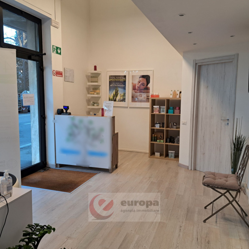 A VICENZA fronte fronte mura medioevali del centro storico, prospicente viale molto trafficato e ...