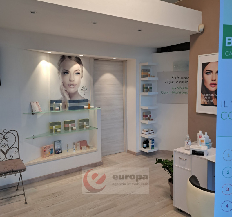 A VICENZA fronte fronte mura medioevali del centro storico, prospicente viale molto trafficato e ...